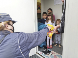 Slatkisi za djecu u kontejnerskom naseljujpeg